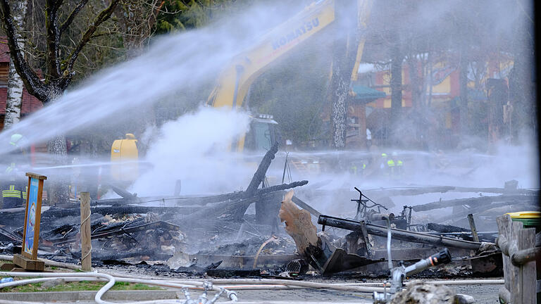 NEWS5       -  Meterhohe Flammen erblickten die Einsatzkräfte am Montagmorgen (17.03.2025) beim Eintreffen am Freizeitland Geiselwind. Ein Restaurant, Kiosk sowie ein Nebengebäude direkt am Eingangsbereich des Parks standen in Flammen. Meterhoch war das Feuer zu sehen. Sofort rückten zahlreiche Einsatzkräfte aus den Bereichen Schlüsselfeld, Bamberg und dem Landkreis Kitzingen zu dem beliebten Park an. Einige Gebäude konnten aufgrund der hohen Brandausdehnung nicht mehr gehalten werden und stürzten ein. Mit zahlreichen Schläuchen und vielen Kräften gingen die Kräfte gegen den Großbrand vor. Das Feuer brach nach ersten Informationen in der Küche des Restaurants aus und breitete sich daraufhin auf die Nebengebäude aus. Die Polizei sowie Kriminalpolizei haben die Ermittlungen vor Ort übernommen. Laut Angaben der Polizei und Feuerwehr wurden keine Personen verletzt. Insgesamt befanden sich rund 150 Einsatzkräfte der Feuerwehren aus den Umkreisen Kitzingen und Schlüsselfeld im Einsatz.Der verheerende Brand kommt zu einem schlechten Zeitpunkt: in rund zwei Wochen, ab dem 29. März öffnet der Park planmäßig seine Pforten für die Allgemeinheit. Derzeit liefen abschließende Vorbereitungen in der Winterpause. Ob der Park zur geplanten Zeit eröffnen kann, bleibt abzuwarten. Foto: NEWS5 / Pascal Höfig Weitere Informationen... https://www.news5.de/news/news/read/35595