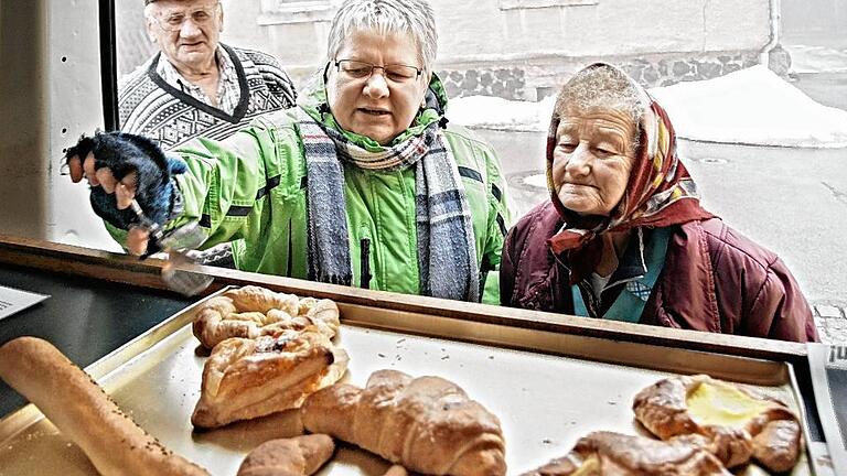 Jede Woche beliefert Andrea Hippeli (Mitte) mit ihrem Bäcker-Bus die Bewohner der oberen Rhön mit Brot, Brötchen und einigen Waren des täglichen Bedarfs. Ihre Kunden sind vor allem die, die nicht mehr so mobil sind. Im Bild sucht sich die 79-jährige Martha Schlott aus Leubach etwas aus, beobachtet von Karl Weber. Jede Woche beliefert Andrea Hippeli (Mitte) mit ihrem Bäcker-Bus die Bewohner der oberen Rhön mit Brot, Brötchen und einigen Waren des täglichen Bedarfs. Ihre Kunden sind vor allem die, die nicht mehr so mobil sind. Im Bild sucht sich die 79-jährige Martha Schlott aus Leubach etwas aus, beobachtet von Karl Weber.
