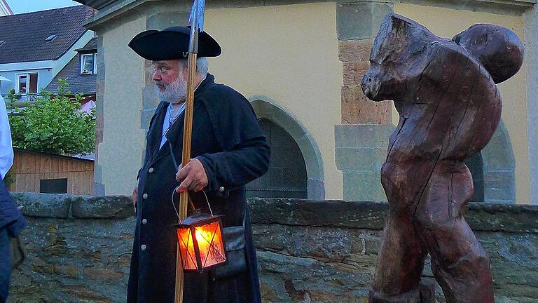 Der Schweinfurter Nachtwächter bei seinem Rundgang.