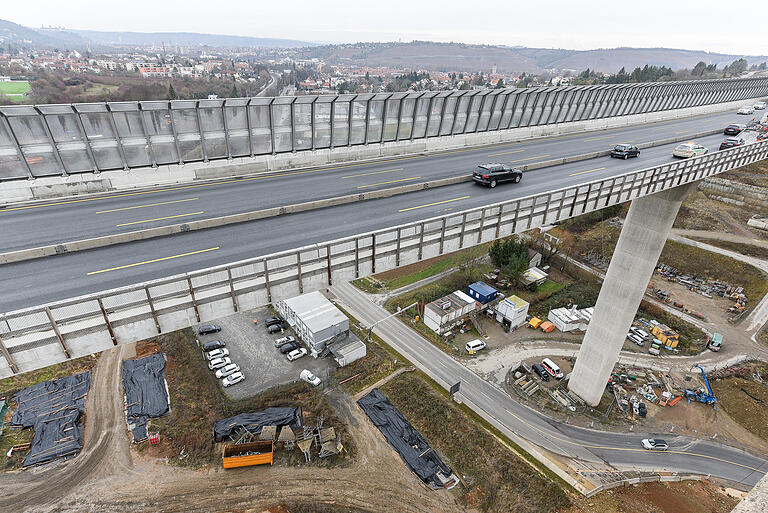 Blick von der alten auf die bereits fertig gestellte nördliche neue Talbrücke. Unten im Bild die Stuttgarter Straße.