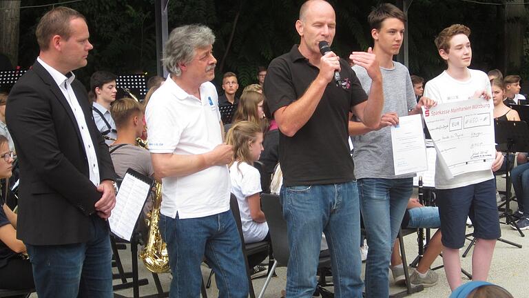 Förderpreis und Scheck übergaben am Schulfest Sven Koch und Gerhard Ulrich (beide VDI-Bezirksgruppe Würzburg) an Oberstudienrat Christoph Sagstetter, MINT-Koordinator am Armin-Knab-Gymnasium und an die Schüler Bastian Schindler sowie Alexander Leidig (beide Q11).