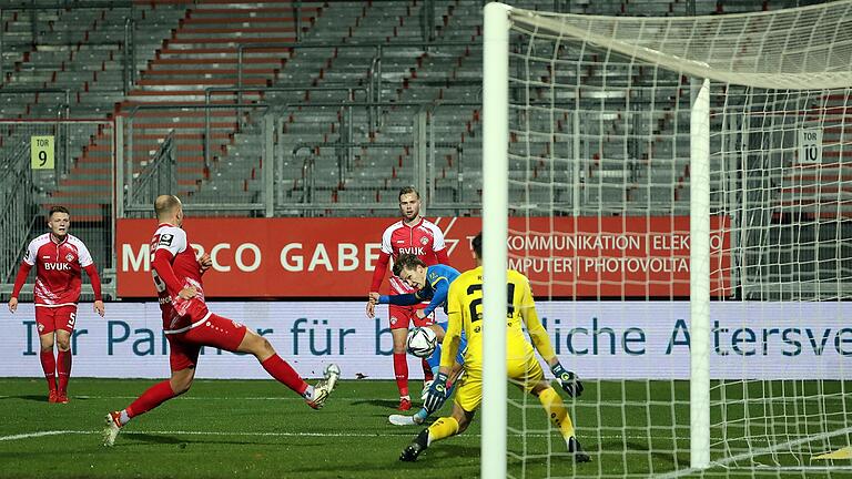 Braunschweigs Sebastian Müller erzielte schon in der 8. Minute das 1:0 für sein Team. Die Kickers-Akteure (von links) Leon Schneider, Tobias Kraulich und Lars Dietz schauen hilflos zu. Torwart&nbsp; Marc Richter war bei diesem Treffer chancenlos.