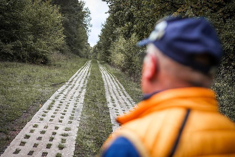 Relikt der Vergangenheit: Blick auf den einstigen Kolonnenweg für Militärfahrzeuge auf Seiten der ehemaligen DDR.