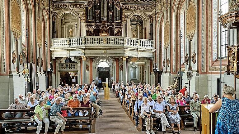 In der Mauritiuskirche von Wiesentheid lauschen die Senioren den Worten der Kirchenführerin.       -  In der Mauritiuskirche von Wiesentheid lauschen die Senioren den Worten der Kirchenführerin.