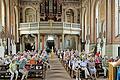 In der Mauritiuskirche von Wiesentheid lauschen die Senioren den Worten der Kirchenführerin.       -  In der Mauritiuskirche von Wiesentheid lauschen die Senioren den Worten der Kirchenführerin.