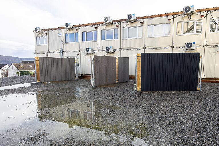 Vor den Bürocontainern der Bauleitung stehen mehrere Fassadenmuster. Das ganze Gebäude wird mit Holz verschalt. Noch offen ist, wie die Fassade genau aussehen soll.