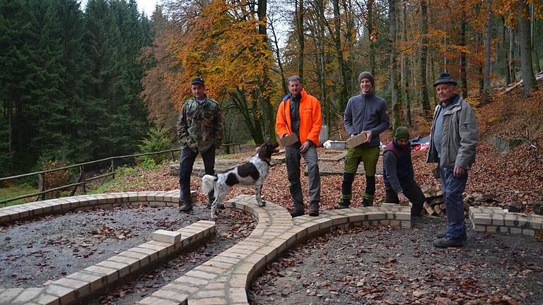 Wieder sichtbar sind die Fundamente der Glashütte im Birklergrund. Das ist Konrad Büdel (rechts), seinem Sohn Thomas (links), Forstchef Joachim Kessler (orange Jacke) und den Forstreferendaren Moritz Kraus und Hartwig Storath zu verdanken.&nbsp;