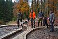 Wieder sichtbar sind die Fundamente der Glashütte im Birklergrund. Das ist Konrad Büdel (rechts), seinem Sohn Thomas (links), Forstchef Joachim Kessler (orange Jacke) und den Forstreferendaren Moritz Kraus und Hartwig Storath zu verdanken.&nbsp;