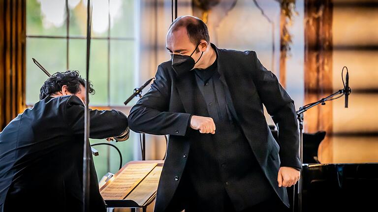 Der traditionelle Handschlag entfällt:&nbsp; Alexander Melnikov und der Konzertmeister des Mahler Chamber Orchestra.