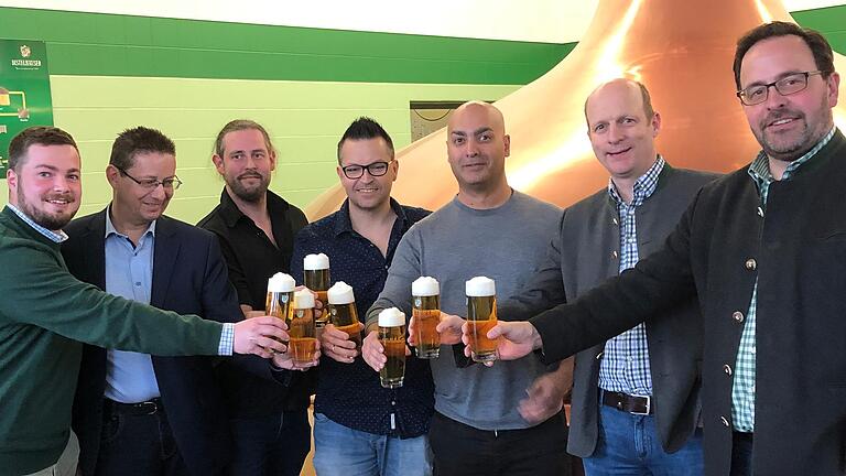 Die neuen Betreiber des Muck mit Vertretern der Distelhäuser Brauerei nach der Vertragsunterzeichnung im Brauerei-Sudhaus (von links): Brauerei-Inhaber Moritz Bauer, Gebietsverkaufsleiter Kurt Walz, Konstantin Lünz, Marcel Demand, Nima Khorsandi, Gastronomieverkaufsleiter Thomas Landwehr und Geschäftsführer Christoph Ebers.