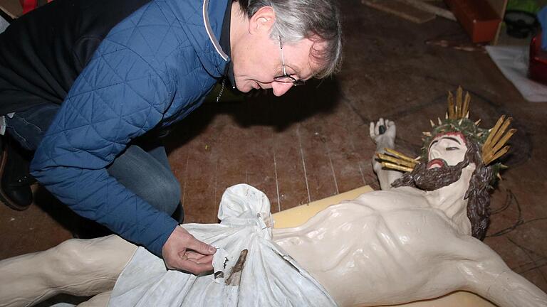 Restaurator Stefan Lochner begutachtet die Schäden am Christuskorpus der Kirchenruine am Michelsberg bei Münnerstadt.       -  Restaurator Stefan Lochner begutachtet die Schäden am Christuskorpus der Kirchenruine am Michelsberg bei Münnerstadt.