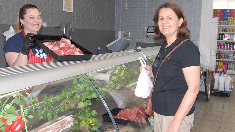 Verkäuferin Askin Tzamali (links) bedient im türkischen Pazar-Supermarkt in der Kaiserstraße in Kitzingen eine Kundin an der Fleischtheke. Verkäuferin Askin Tzamali (links) bedient im türkischen Pazar-Supermarkt in der Kaiserstraße in Kitzingen eine Kundin an der Fleischtheke.