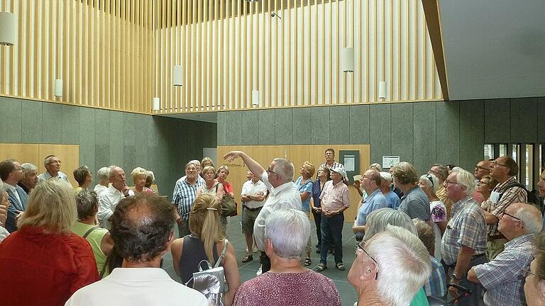 Baudirektor Gerald Langer vom Staatlichen Bauamt Schweinfurt, dem die Betreuung des Baues des neuen Haßfurter Amtsgerichts oblag, fesselte die Interessierten beim Besuch des Historischen Vereins Landkreis Haßberge mit seinen Ausführungen über die architektonischen Besonderheiten des markanten Bauwerks in der Kreisstadt.