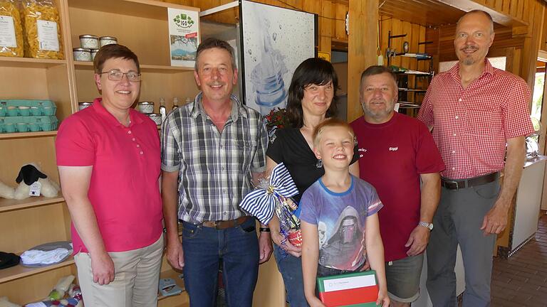Das Bild zeigt (von links) Bürgermeisterin Birgit Erb, den Vorsitzenden der Interessengemeinschaft Oberelsbach Josef Kolb, die neue Pächterin Marianne Spörl-Rößler mit Sohn Andreas, den Vertreter der Frühschoppengolfer Oberelsbach, Siegfried Sitzmann, und den Geschäftsführer des Vereins Naturpark und Biosphärenreservat Bayerische Rhön, Klaus Spitzl. Das Bild zeigt (von links) Bürgermeisterin Birgit Erb, den Vorsitzenden der Interessengemeinschaft Oberelsbach Josef Kolb, die neue Pächterin Marianne Spörl-Rößler mit Sohn Andreas, den Vertreter der Frühschoppengolfer Oberelsbach, Siegfried Sitzmann, und den Geschäftsführer des Vereins Naturpark und Biosphärenreservat Bayerische Rhön, Klaus Spitzl.