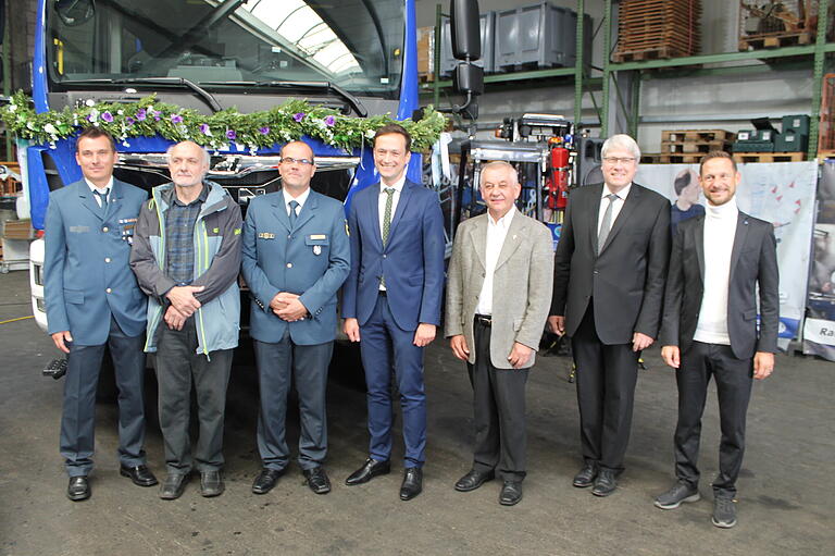 Am Sonntagvormittag wurden neue Fahrzeuge gesegnet. Mit dabei waren (von links) die beiden ehemaligen Ortsbeauftragten Matthias Pfister und Robert Rippstein, der aktuelle Ortsbeauftragte Thomas Stengel, Landrat Florian Töpper, Pfarrer Stefan Mai, Pfarrer Reiner Apel und Bürgermeister Thorsten Wozniak. Am Sonntagvormittag wurden neue Fahrzeuge gesegnet. Mit dabei waren (von links) die beiden ehemaligen Ortsbeauftragten Matthias Pfister und Robert Rippstein, der aktuelle Ortsbeauftragte Thomas Stengel, Landrat Florian Töpper, Pfarrer Stefan Mai, Pfarrer Reiner Apel und Bürgermeister Thorsten Wozniak.