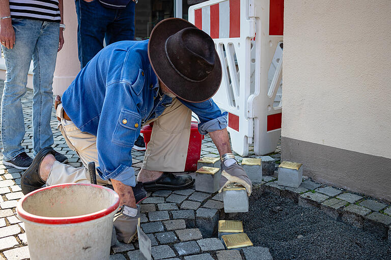 Gunter Demnig, der Künstler, der hinter der Idee der Stolpersteine steht, verlegte diese in Haßfurt persönlich. Gunter Demnig, der Künstler, der hinter der Idee der Stolpersteine steht, verlegte diese in Haßfurt persönlich.
