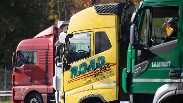 LKW.jpeg       -  LKW stehen auf dem Parkplatz einer Rastanlage. Sind sie bald ohne Fahrer auf den Straßen unterwegs?