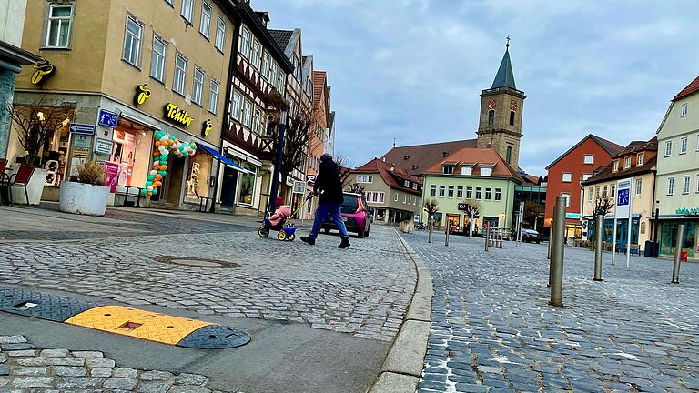 Am Marktplatz stehen Pflastersanierungsarbeiten an. Der Grundsatzbeschluss ist schon gefasst, nun hat der Stadtrat noch geschaut, wo man im Bereich Barrierefreiheit nachbessern kann.