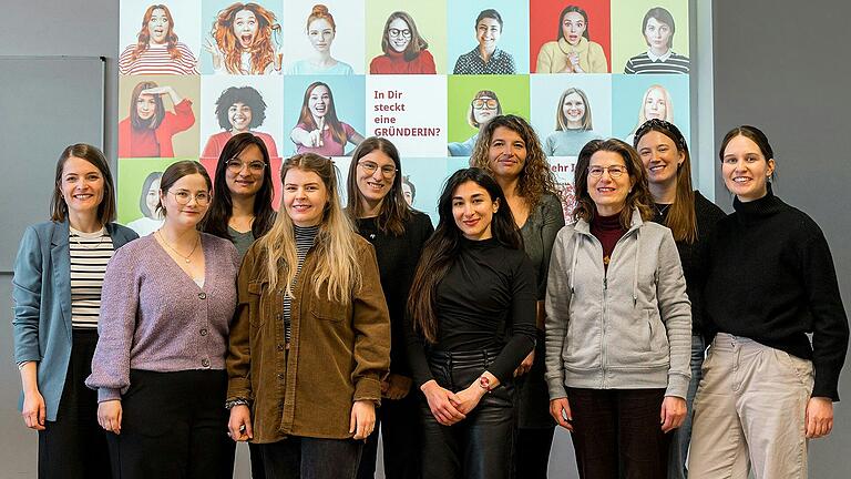 Anna Fischer, Projektkoordinatorin und Mitglied von Entrepreneurship@THWS, und die neuen EXIST-Women-Stipendiatinnen Susanne Reinhard, Corinna Silberzahn, Neele Teich, Jule Aumaier, Leila Kmayha, Anastasia Steinbauer, Margret Jestremski, Ronja Iserlohe und Anna Manger (von links) freuen sich auf die kommenden Monate.