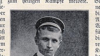 Stolzer Abiturient: Anton Kram hat eben seine Reifeprüfung bestanden und sich in der Schulkleidung ablichten lassen. Stolzer Abiturient: Anton Kram hat eben seine Reifeprüfung bestanden und sich in der Schulkleidung ablichten lassen.