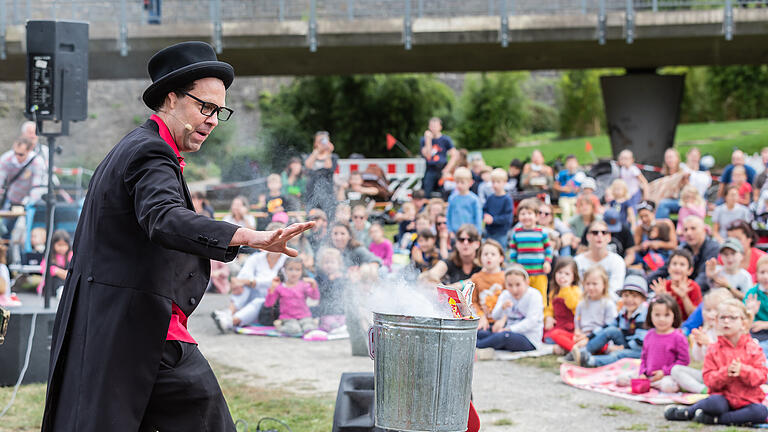 Zahlreiche Besucher beim 'Tag der Zellerauer Stadtteilkultur' am Freitag 24.09.21 im Parkgelände hinter der Umweltstation in Würzburg. Der Zauberer ZaPPaloTT & die Mülltonne bringt sein Publikum mit seinem mobilen Theater zum Staunen und Lachen.