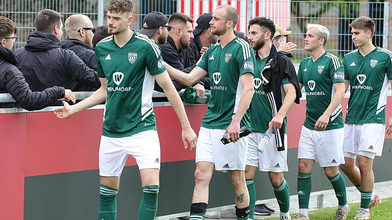 Enttäuschung und Aufmunterung: Die Schweinfurter Fans klatschen die FC-05-Spieler (von links) Luca Trslic, Tom Feulner, Adrian Istrefi, Nils Piwernetz und Elias Wehner ab. Feulner, Piwernetz und Wehner haben bereits für die kommende Saison unterschrieben.&nbsp;