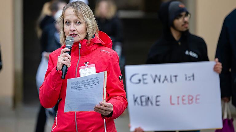 Sabine Dreibholz, langjährige Leiterin des Frauenhauses Main-Rhön, im Februar 2023&nbsp; bei der Aktion 'One Billion Rising' auf dem Schweinfurter Marktplatz. Diese weltweite Bewegung setzt sich mit Aktionen gegen Gewalt an Frauen und Mädchen ein.&nbsp; &nbsp;