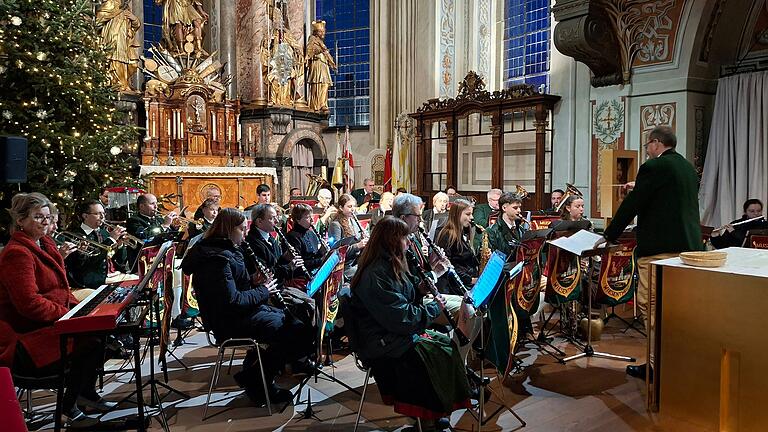 Das Orchester des Musik- und Gesangvereins Wiesentheid gab ein Neujahrskonzert in der St. Mauritiuskirche. Das Orchester des Musik- und Gesangvereins Wiesentheid gab ein Neujahrskonzert in der St. Mauritiuskirche.