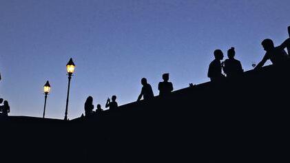 Blaue Stunde mit Brückenschoppen: Würzburger und Touristen genießen den Feierabend auf der Alten Mainbrücke in Würzburg gerne bei einem Glas Wein.DPA