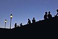 Blaue Stunde mit Brückenschoppen: Würzburger und Touristen genießen den Feierabend auf der Alten Mainbrücke in Würzburg gerne bei einem Glas Wein.DPA