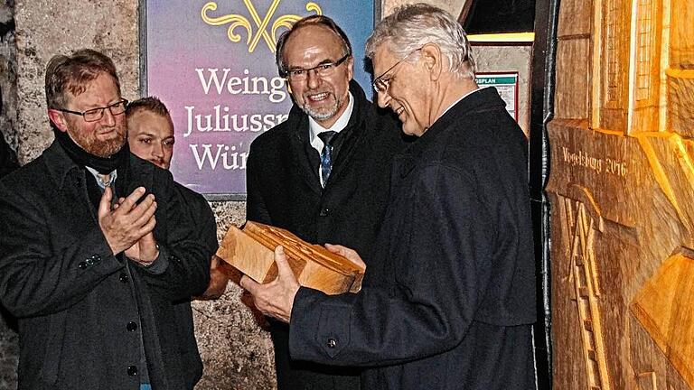 Beeindruckt von &bdquo;seinem&ldquo; Fass war Herbert Wellhöfer (rechts) bei der Einweihung im historischen Weinkeller des Juliusspitals mit Stiftungsleiter Walter Herberth (Mitte) und dem Künstler Kurt Grimm, der den Fassboden gestaltete.