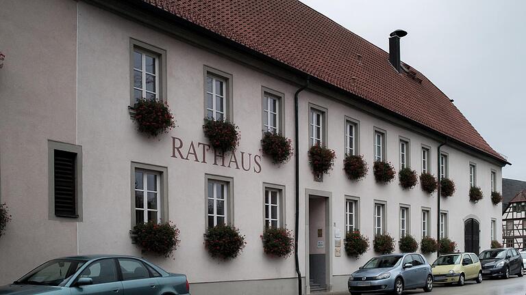 Im Geldersheimer Rathaus soll auch in Zukunft kein Berufspolitiker residieren. Der Gemeinderat lehnte einen künftigen hauptamtlichen Bürgermeister mit knapper Mehrheit ab.