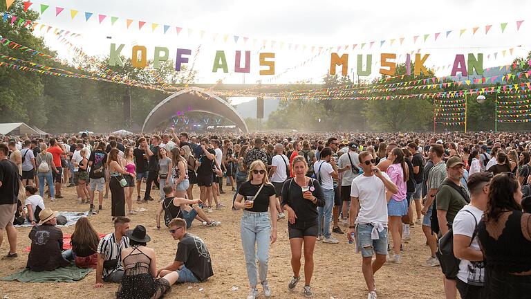 Auf dem Tanzinsel-Festival in Gemünden feierten tausende Menschen ausgelassen zu elektronischer Musik. Jetzt wurden Vorwürfe zu Drogen und Brandgefahr auf dem Gelände laut.