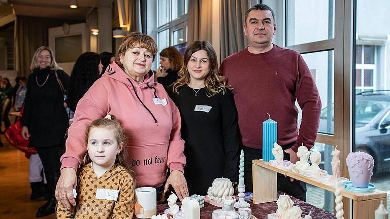 Bei der Veranstaltung 'Ankommen in Würzburg' erzählen ukrainische Geflüchtete, wie es ihnen mittlerweile geht. Im Bild eine ukrainische Familie mit (von links) Tochter Anastasiia Bobza, Oma Alla Dotsenko, Mutter Yuliya Bobza und Vater Aleksii Bobza.