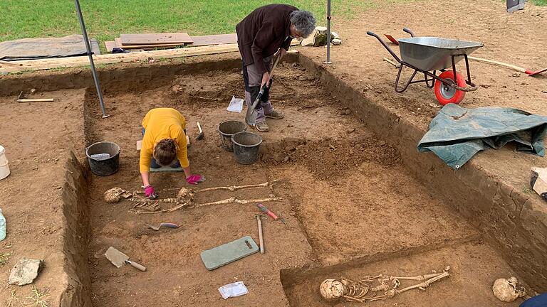 Bereits in den ersten Tagen der Ausgrabung stießen die Archäologen auf mehrere Bestattungen.