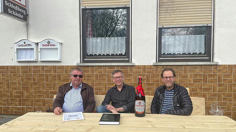 Hausens Bürgermeister Friedolin Link (links) und Brauereichef Xaver Weydringer (rechts) gratulierten Attila Schröder zur Neueröffnung auf dem Hillenberg.