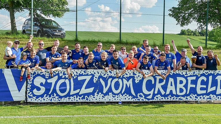 Stolz vom Grabfeld: Der TSV Trappstadt grüßt als Meister der Kreisliga Rhön und kehrt damit in der kommenden Saison auf Anhieb in die Bezirksliga zurück.