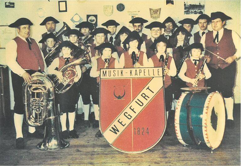Seit 1974 spielen die Musikerinnen und Musiker in der Wegfurter Tracht.