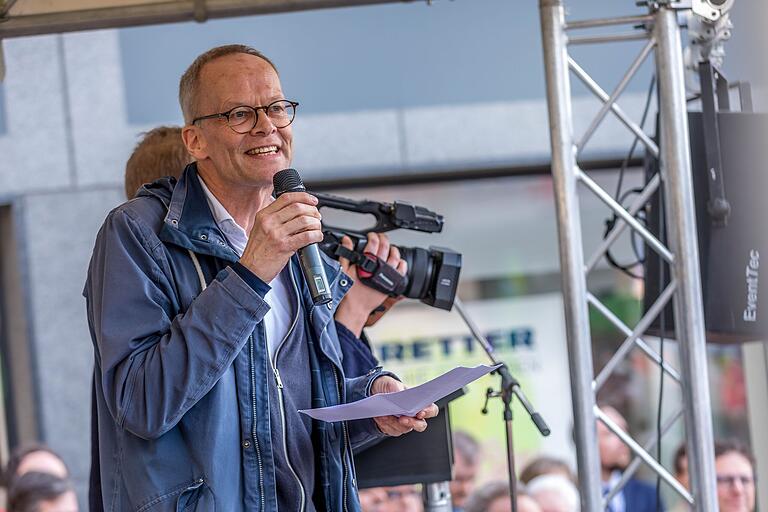 Burkhard Hose, hier bei einer Demo für Demokratie im Februar, warnt vor dem Wegfall langfristiger Strukturen durch das Aus von 'Demokratie Leben!' in Würzburg.