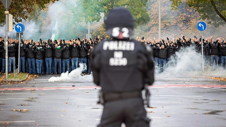 Weil von den Fans besonders viel Gewalt ausgehen könnte, erhöht die Polizei bei sogenannten Risikospielen im deutschen Profifußball ihr Kontingent. Über die Kosten dafür gab es bis zuletzt Streit.