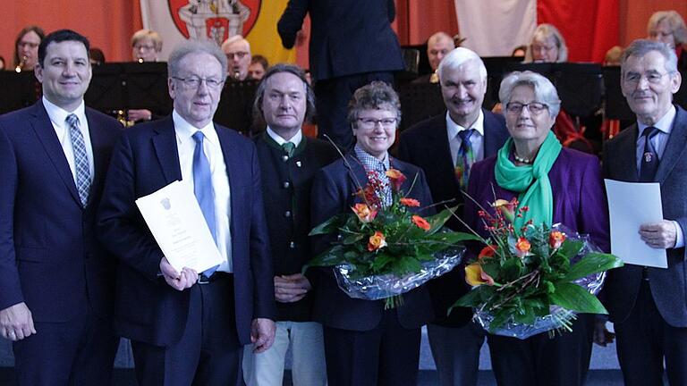 Ehrungen beim Neujahrsempfang in Randersacker: (von links) Michael Sedelmayer, Karl Schmitt, Oliver Liedtke, Renate Schmitt, Peter Rost, Ruth und Erwin Geiger.