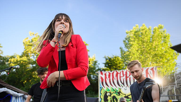 Das beliebte Würzburger Umsonst & Draußen-Festival ist gestartet       -  Die Band Stop Inside tritt am Donnerstag (16.06.22) beim Umsonst & Draussen Festival auf den Mainwiesen in Würzburg auf. Die Stimmung ist gut, der Platz von Beginn an voll. Bis Sonntag werden gut 60 regionale und überregionale Acts auf den Mainwiesen zu hören und zu sehen sein.