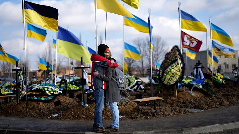 Zwei Trauernde umarmen sich während einer Beerdigung einer Sanitäterin der ukrainischen Armee in Winnyzja. Das Foto ist am 7. März entstanden.