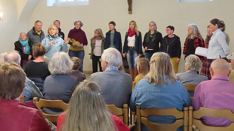 Abschlusskonzert des Jodelworkshops mit Dr. Ingrid Hammer in Bischofsheim. Der alte Sitzungssaal im Rentamt war genau das richtige Ambiente für den Abschluss des zweitägigen Jodelkurses. Geleitet wurde er von Dr. Ingrid Hammer, einer gebürtigen Österreicherin, die in Berlin lebt und arbeitet.