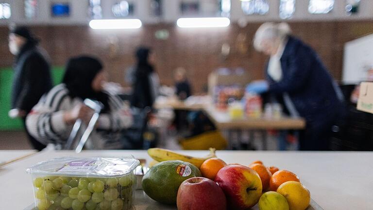 Tafel in Oberhausen.jpeg       -  Menschen mit Migrationshintergrund haben laut einer Studie ein deutlich erhöhtes Armutsrisiko.