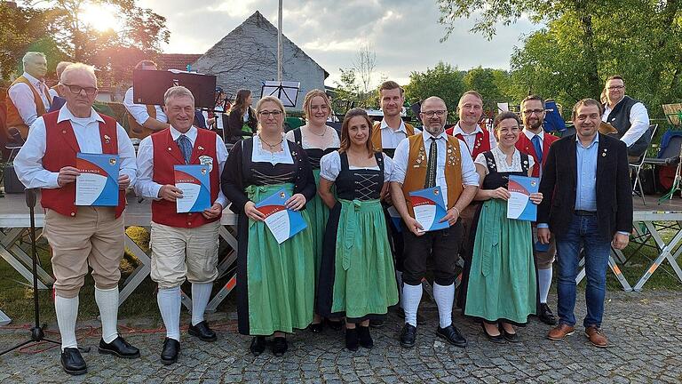 Langjährige Musikerinnen und Musiker wurden beim Hofkonzert vom Kreisvorsitzenden des Nordbayerischen Musikbundes, Matthias Sperber (rechts), ausgezeichnet. Bereits 50 Jahre aktiv sind Egon Schneider und Thomas Eichhorn (von links).