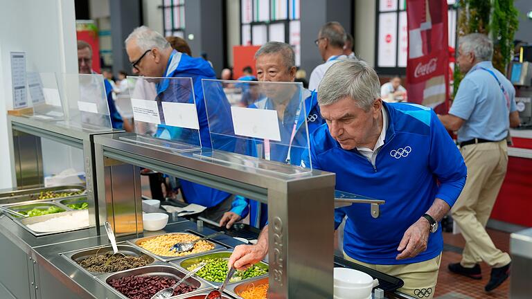 Paris 2024 - IOC-Präsident Thomas Bach langt in der Mensa des olympischen Dorfs zu Paris 2024 - IOC-Präsident Thomas Bach langt in der Mensa des olympischen Dorfs zu