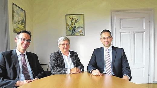 Richterwechsel am Amtsgericht: (von links) der neue Richter Michael Weiskopf, Amtsgerichtsdirektorin Dr. Luitgard Barthels und der scheidende Richter Dr. Michael Glaser.