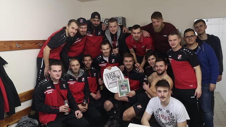 Eine kleine Feier gab es nach der Ehrung durch den Vereinsvorsitzenden noch in der Kabine des FC Baiersdorf. Unser Bild zeigt die Mannschaft um Preisträger Florian Dorsch. Foto: FC Baiersdorf       -  Eine kleine Feier gab es nach der Ehrung durch den Vereinsvorsitzenden noch in der Kabine des FC Baiersdorf. Unser Bild zeigt die Mannschaft um Preisträger Florian Dorsch. Foto: FC Baiersdorf