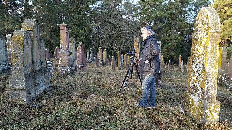 Georg Schirmer dokumentiert die Grabsteine auf dem Judenfriedhof von Laudenbach.